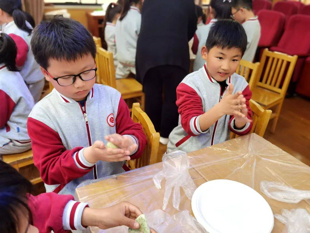 家校互动感受春天气息体验劳动乐趣乐业小学二年级开展