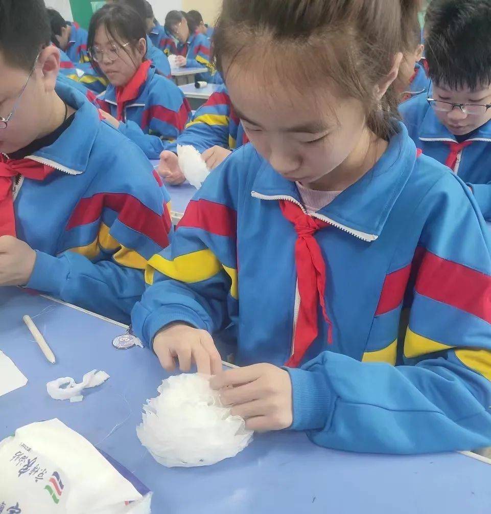 小小纸花,一翻一折寄托着哀思.