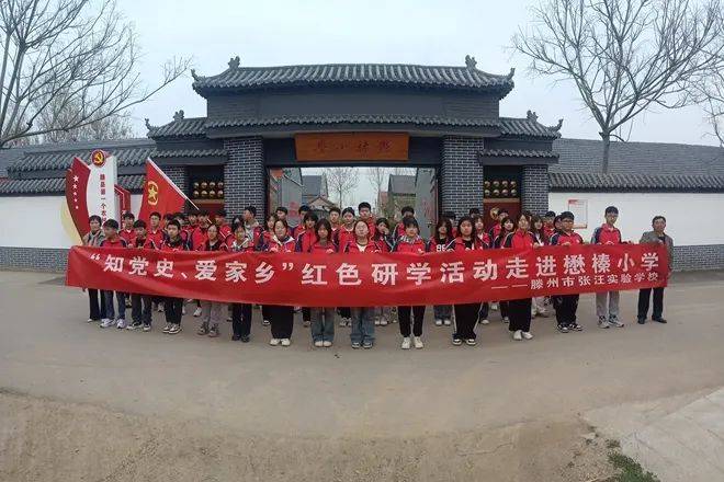 大家依次参观了百年校史,红色摇篮,卓越功勋,继往开来四个展区,一张张