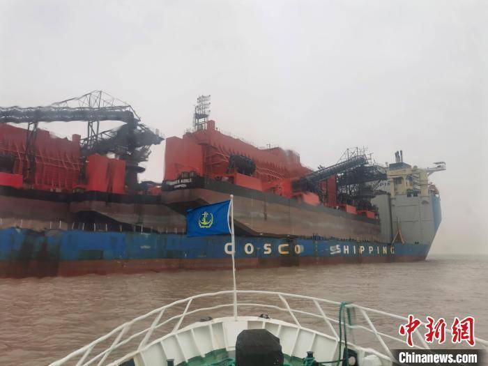 装载舟山制造矿石转驳船全球第二大半潜驳船开航作业