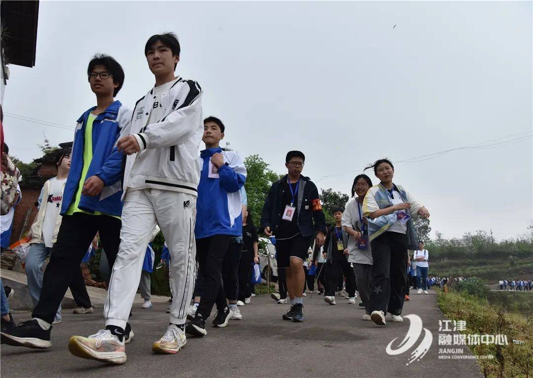 徒步138公里江津八中初三学生拉练展风采