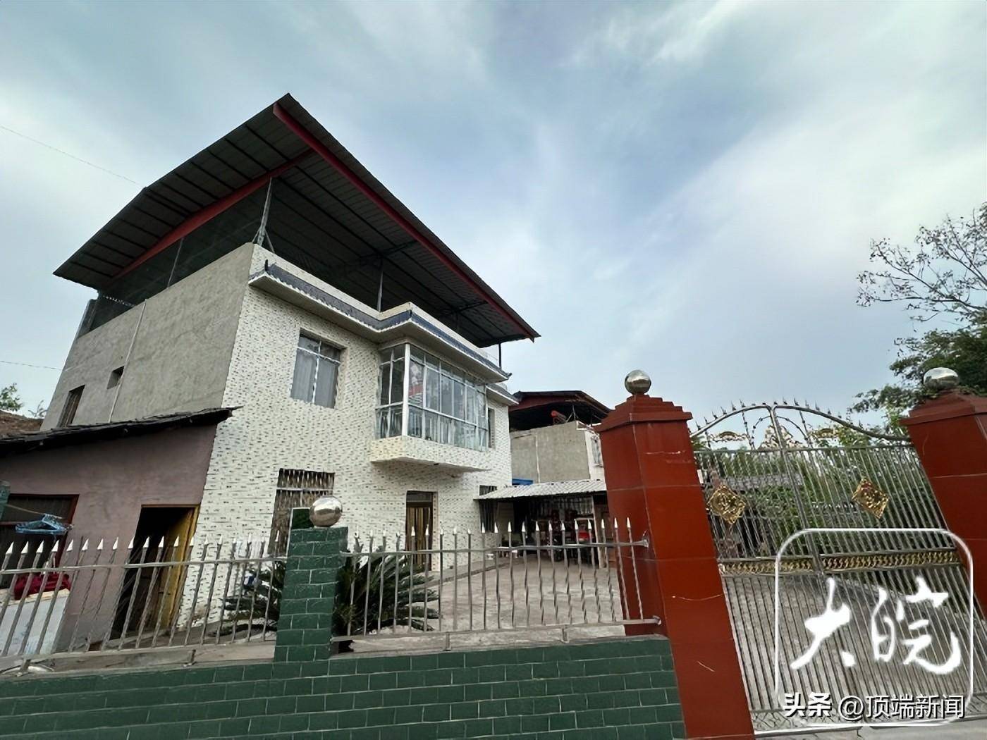 4月2日下午,大皖新闻记者抵达事发地仁寿县富加镇,在距离受害人尸体