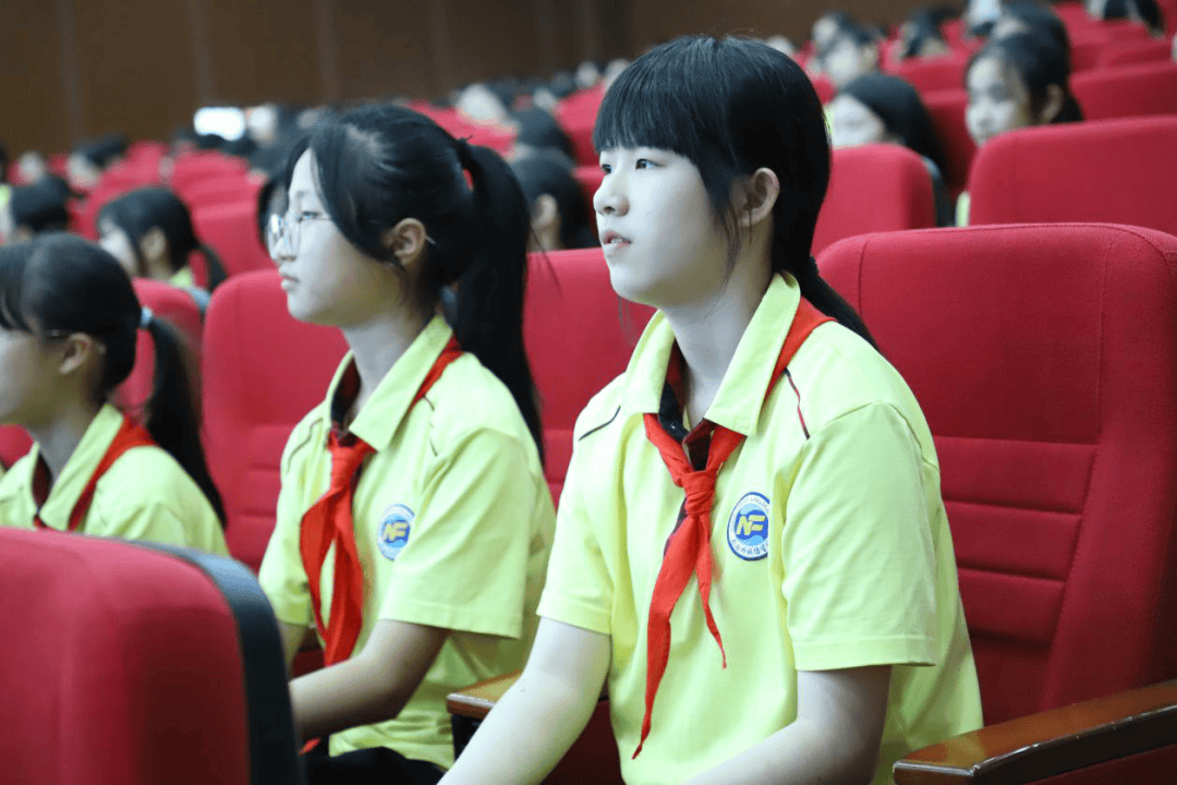 悦享青春赋能成长南海外国语学校六年级青春期成长系列教育活动