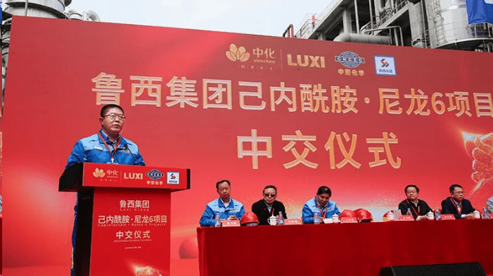 中交仪式上,市委常委,常务副市长刘文强向奋战在建设一线的建设者们