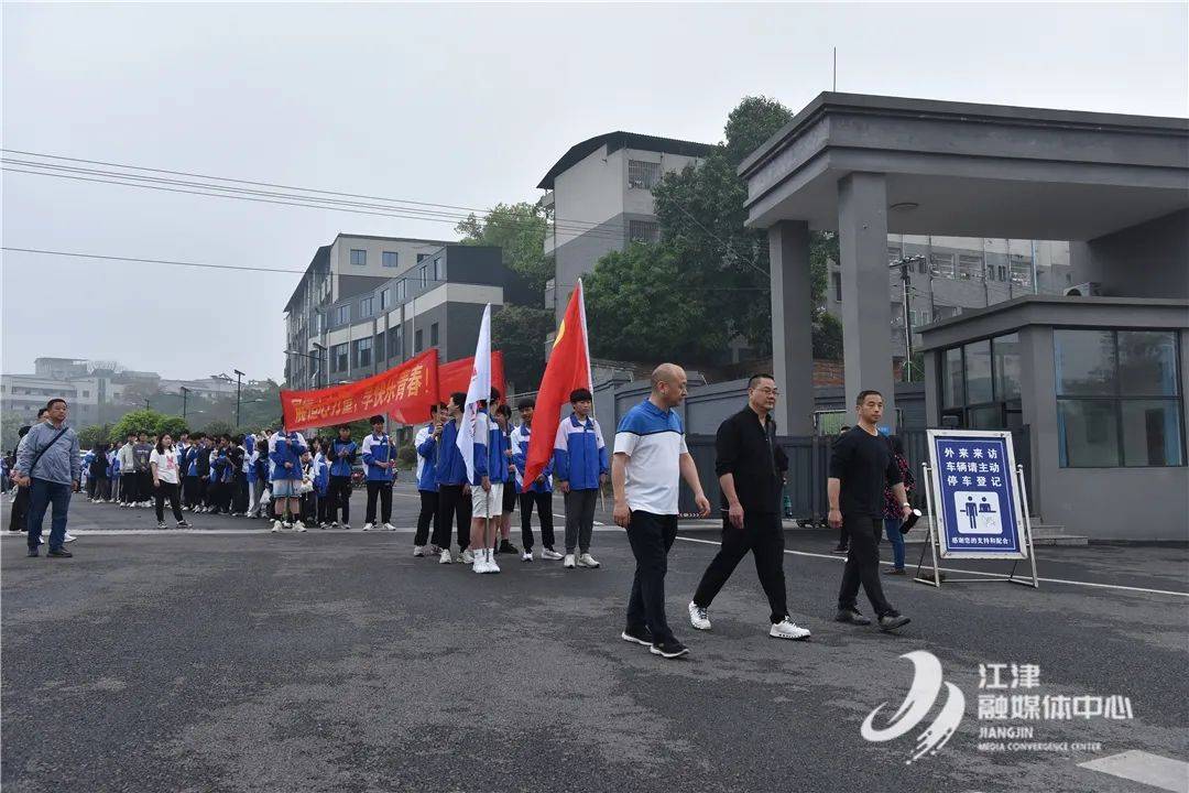 徒步138公里江津八中初三学生拉练展风采