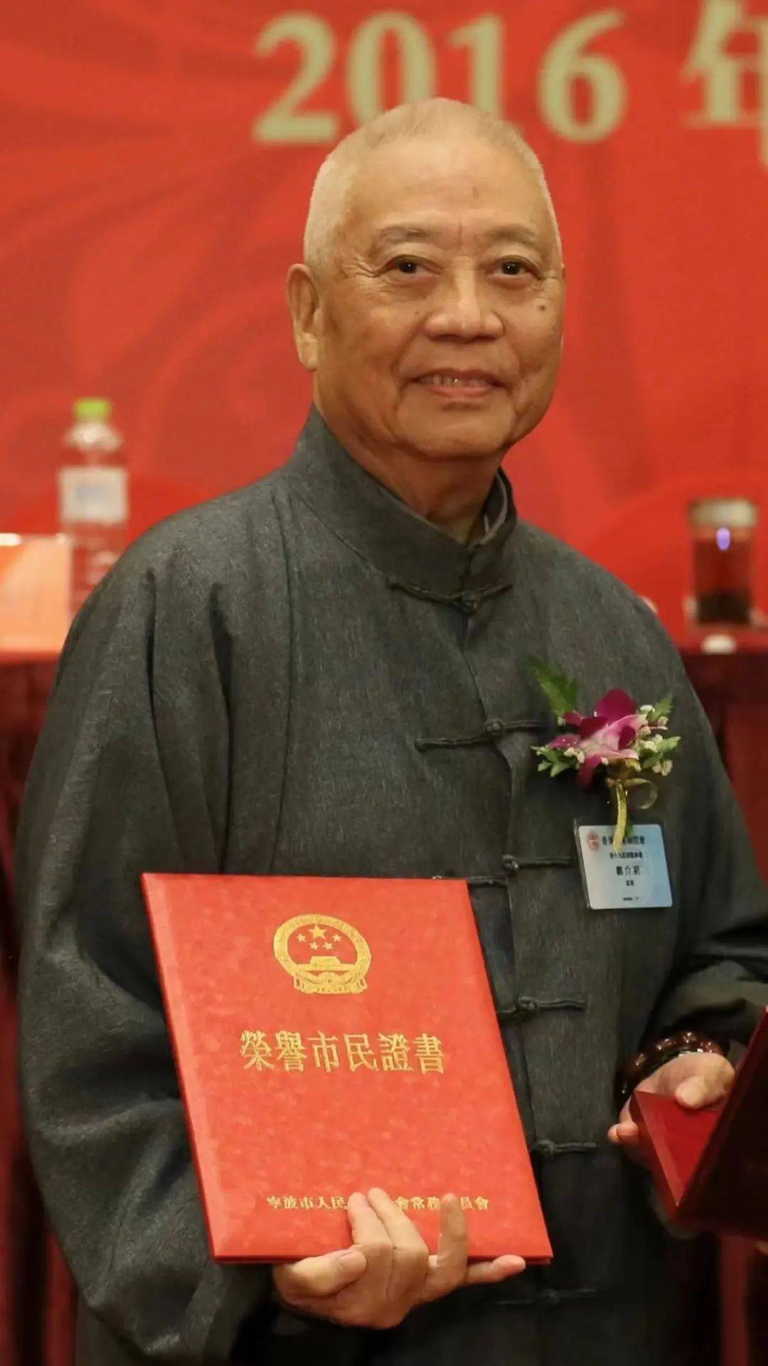 青年时,他曾就读于重庆清华中学,上海沪江大学,北京燕京大学新闻系.