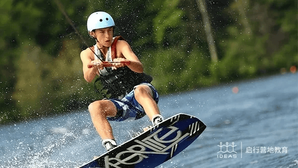 可从50余种活动中任选4项,包括水上活动冲浪,帆船;体育活动篮球,板球