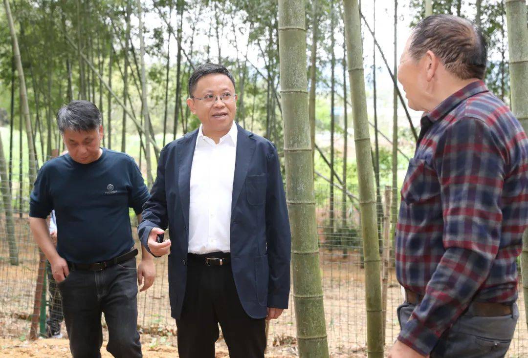 今天上午,市委书记裘建勇就秸秆禁烧和综合利用工作进行专题调研.