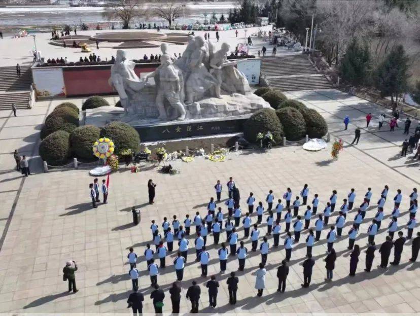 4月2日下午团东安区委联合兴隆中心校在牡丹江市八女投江纪念广场开展
