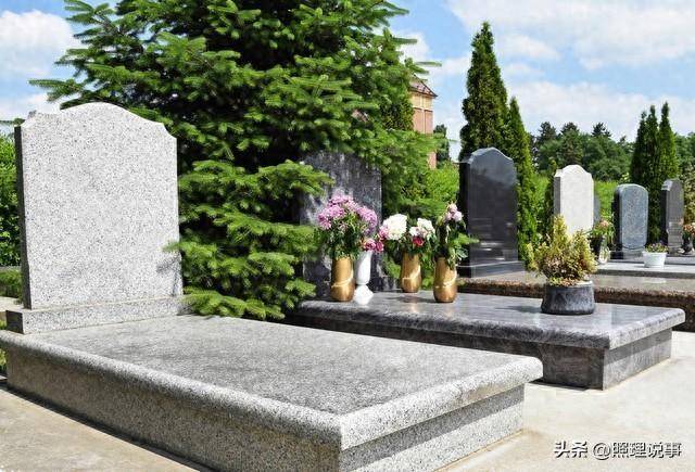 上坟不去墓地进小区只因很多人买房就为存骨灰有人建议可起诉