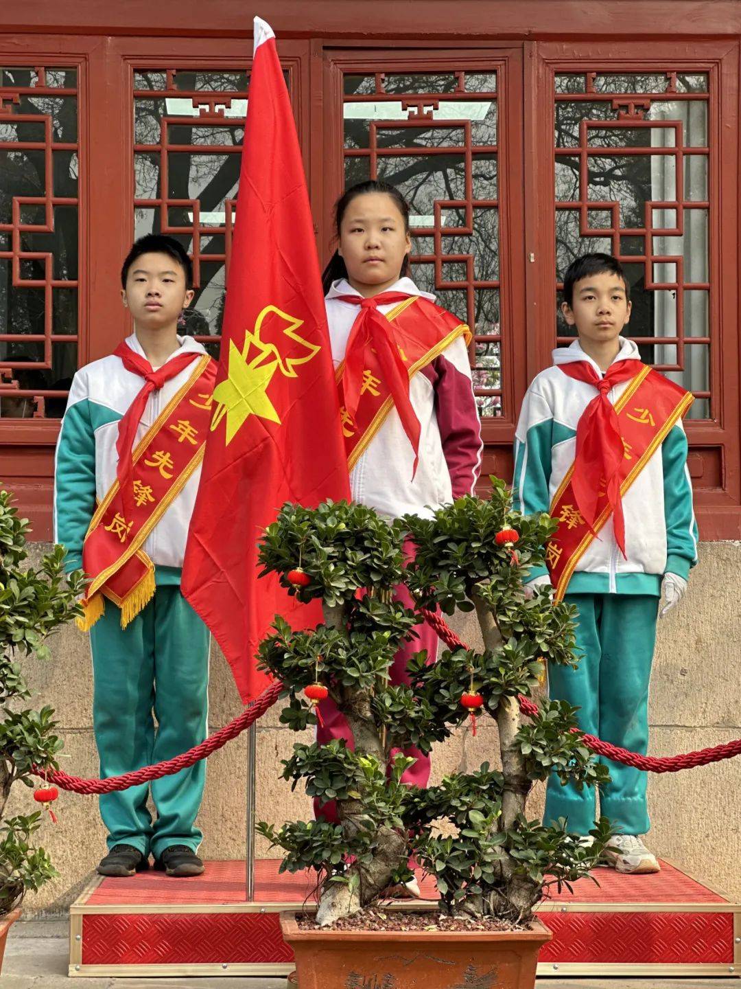 结束后少年先锋岗的同学们整齐列队来到烈士陵园和任弼时纪念广场