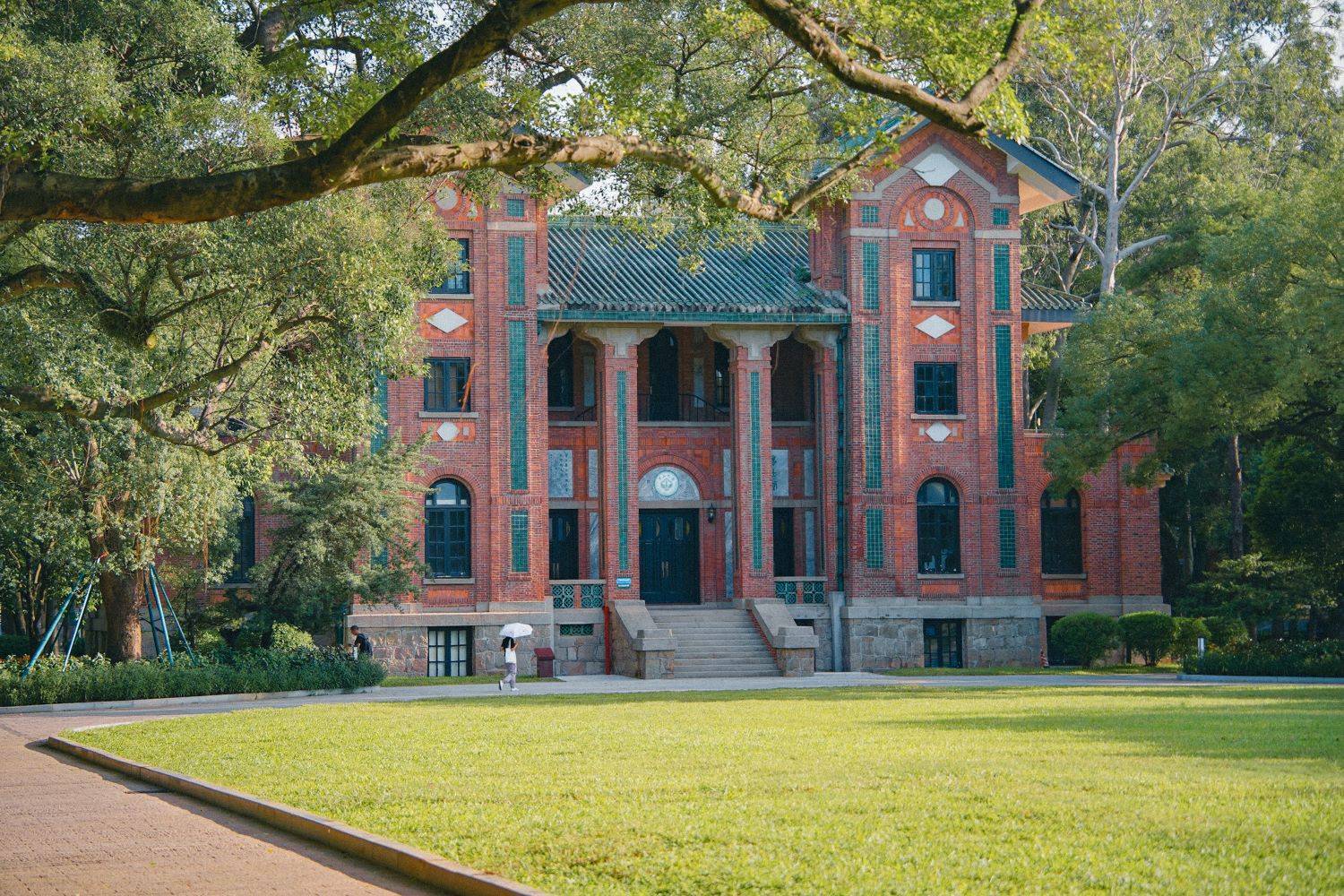 日国立广东大学正式更名为国立中山大学时确定的英文标准译名——sun