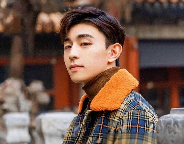 邓伦的事例凸显了在公众人物的生活中,私人行为和公众形象如何紧密