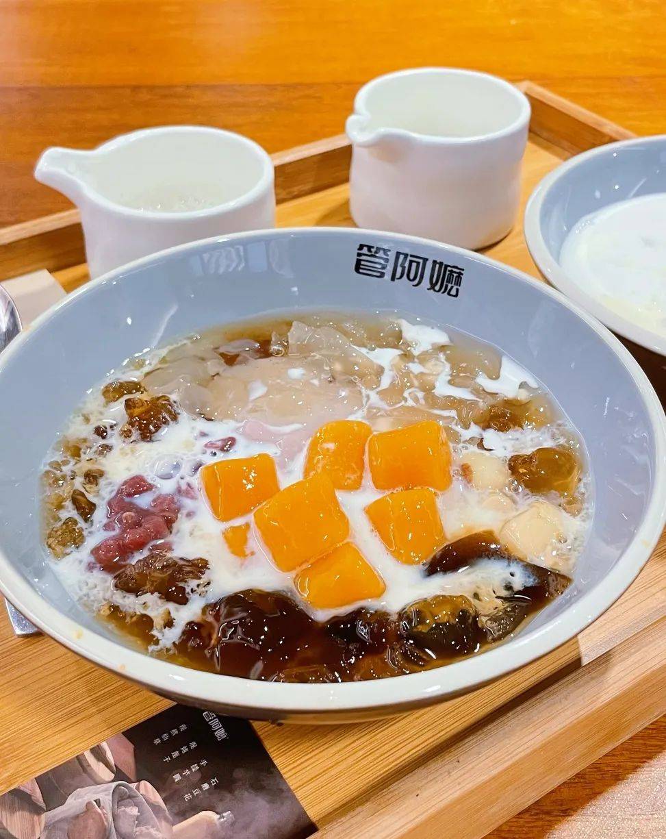 全家福里手工揉搓的芋圆口感软糯不失嚼劲,能吃出红薯,芋头的味道