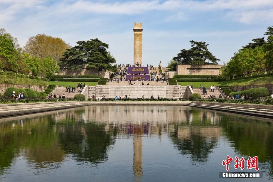 民众走进南京雨花台烈士陵园缅怀英烈寄哀思