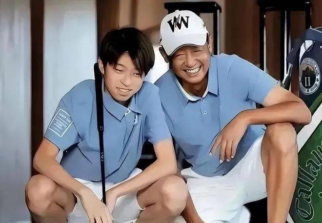 身高也是相当傲人的,虽然他弯着腰,但很明显,他差不多跟王志文一样高