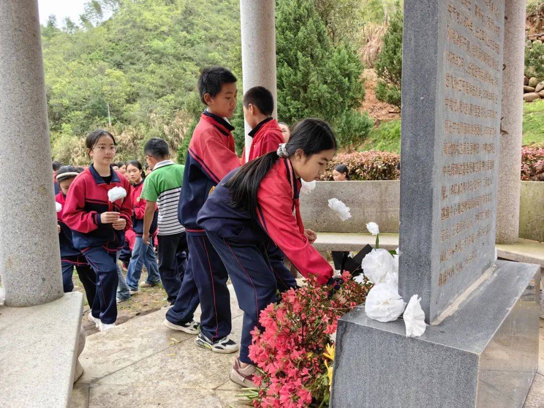 祭扫烈士墓图片图片