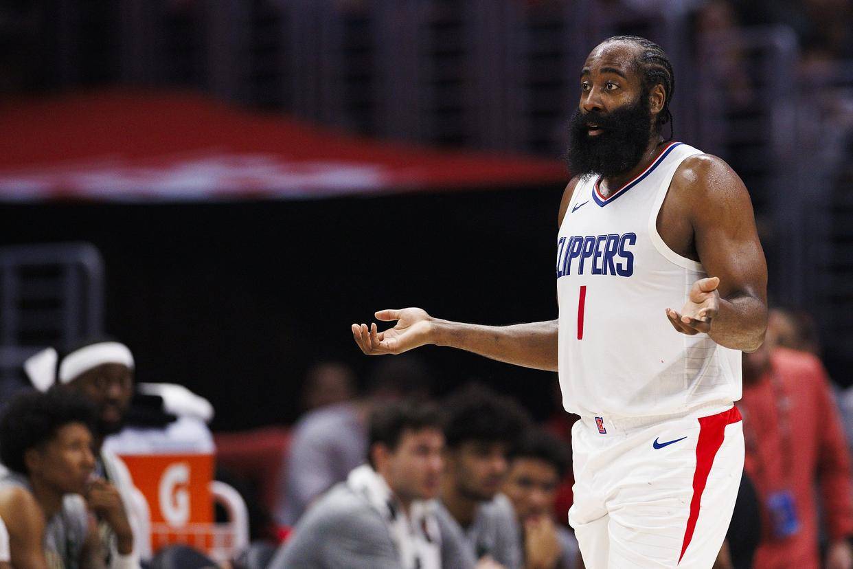 近4场哈登场均108分命中率244三分179进11球但失误10次