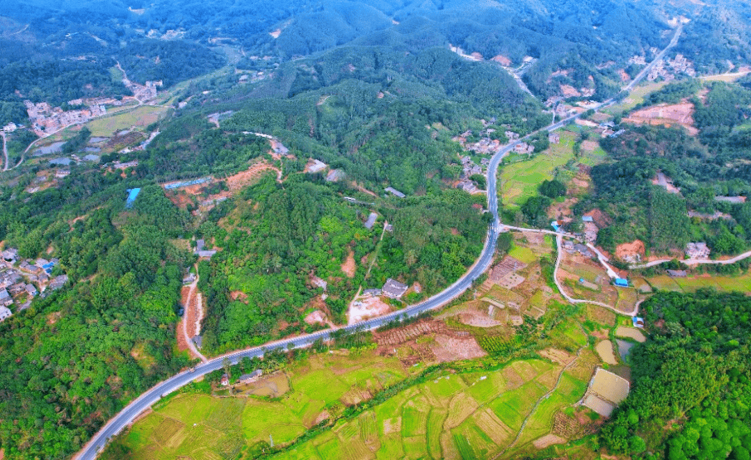 你要写春天玉林市兴业县大平山镇路段国道324线福州至昆明公路要写