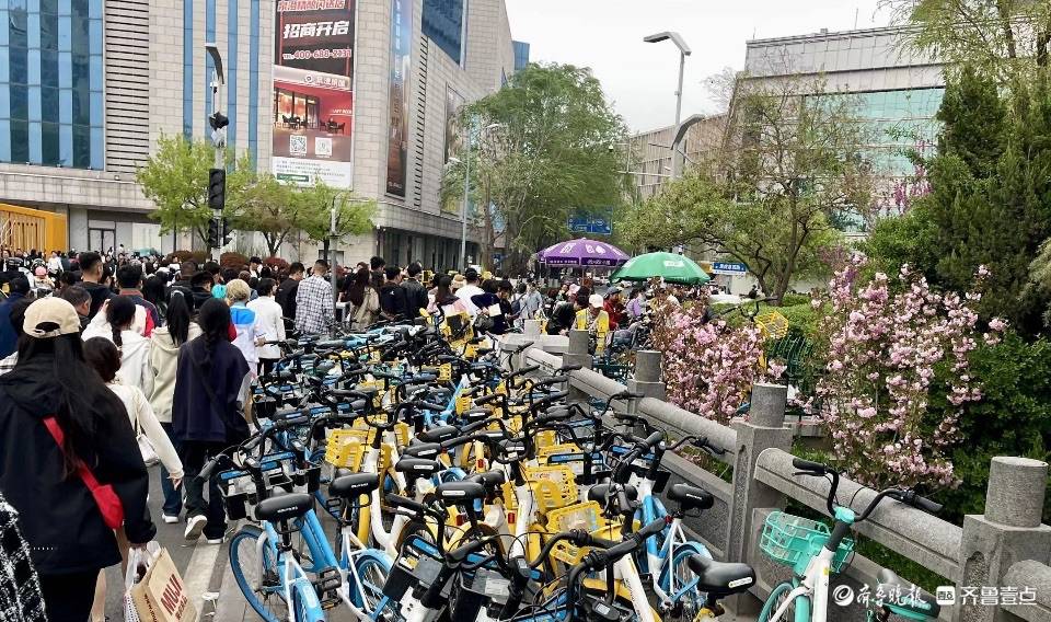 清明假期的济南街头处处人山人海