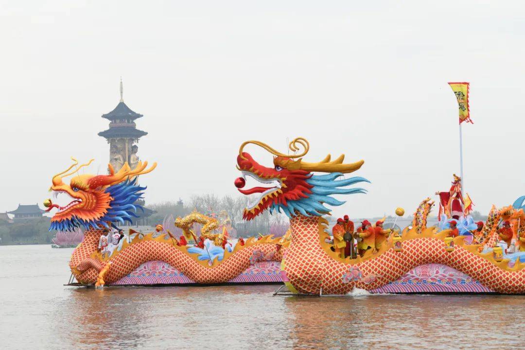 各样的龙不停舞动形成一条长长的龙带翻滚腾飞于溱湖之上龙船造型逼真