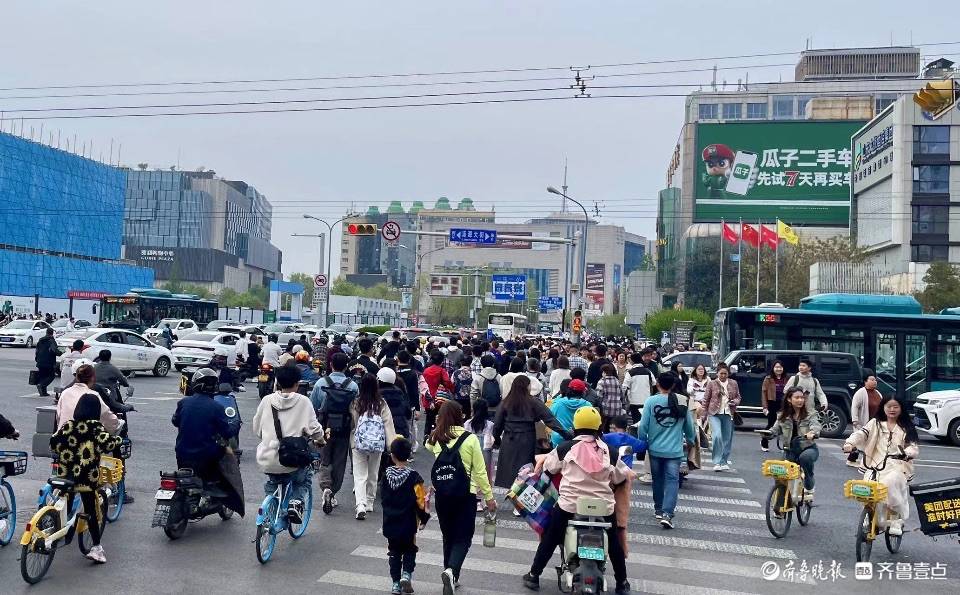 清明假期的济南街头处处人山人海