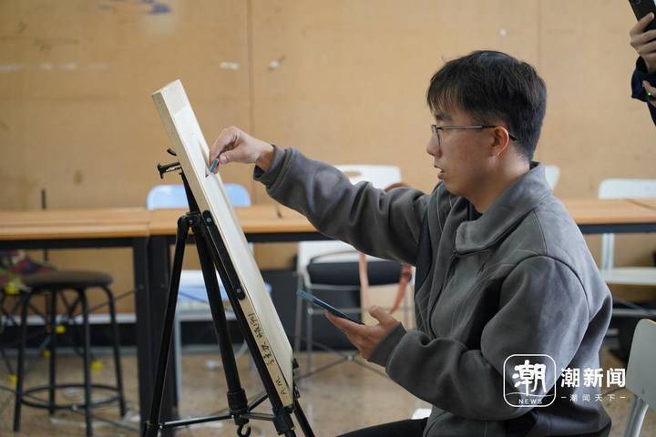 大学生手绘烈士画像只为烈属再见一面