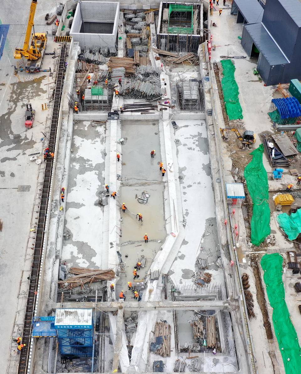济南地铁7号线最新进展二环北路站大批工人地下施工中