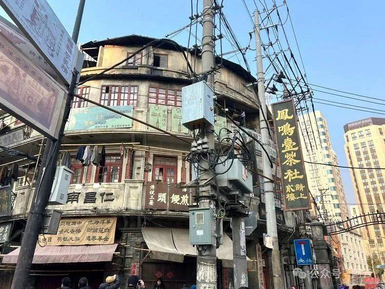 这座位于乍浦路北段与北海宁路的转角处的老房子,有着满满的旧上海