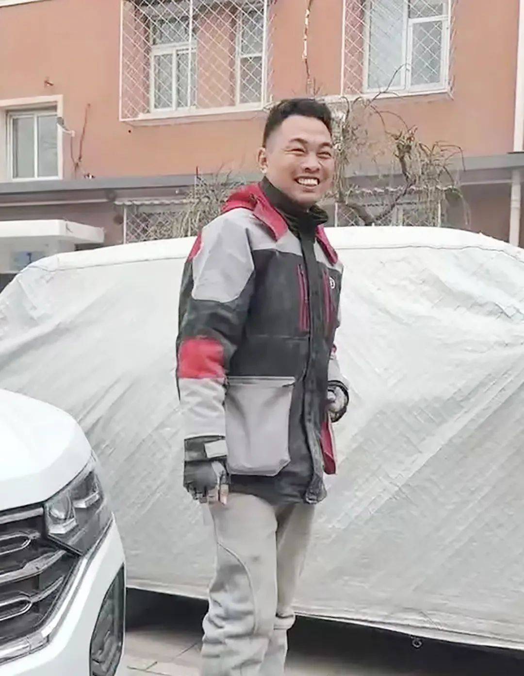 弘扬好风气顺丰快递小哥冲进火场救出两位八旬老人