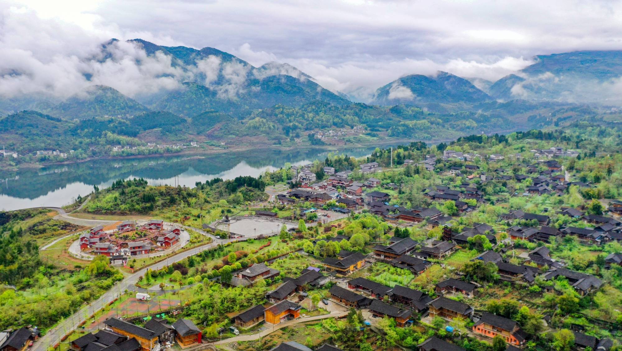 务川仡佬族苗族自治县大坪街道龙潭古寨(田东 摄)游客在务川仡佬族