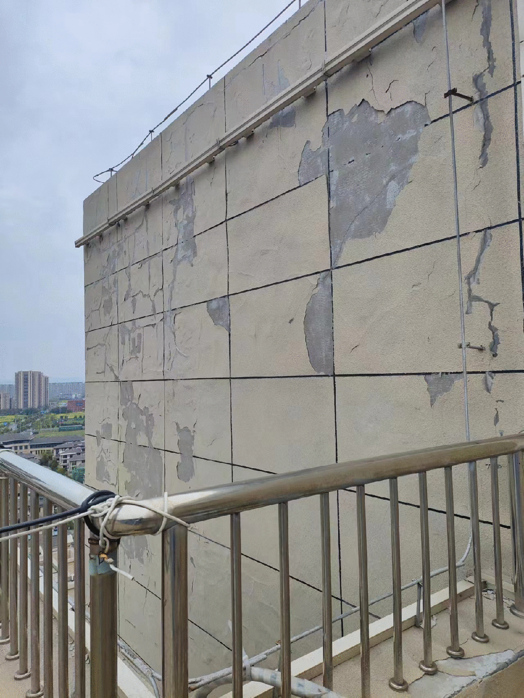 曝光!仪征一高档小区外墙严重脱落