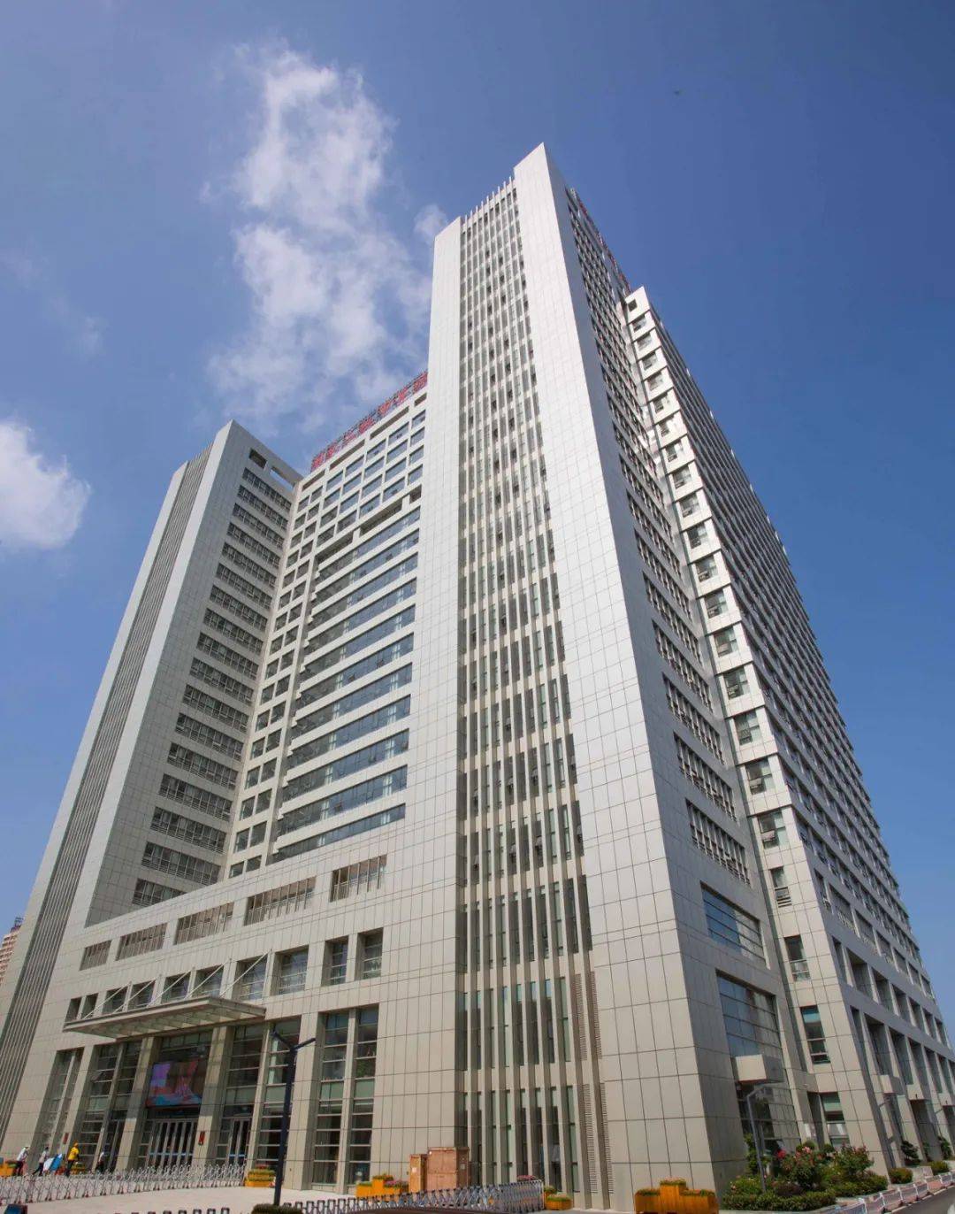 用心打造人民群众坚实医靠走进南阳医学高等专科学校
