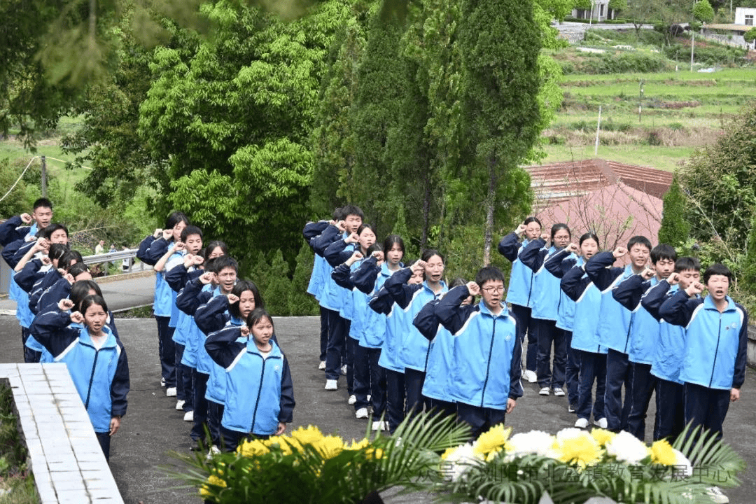 龙伏镇龙伏完小组织少先队员代表赴石柱峰烈士塔进行祭扫.