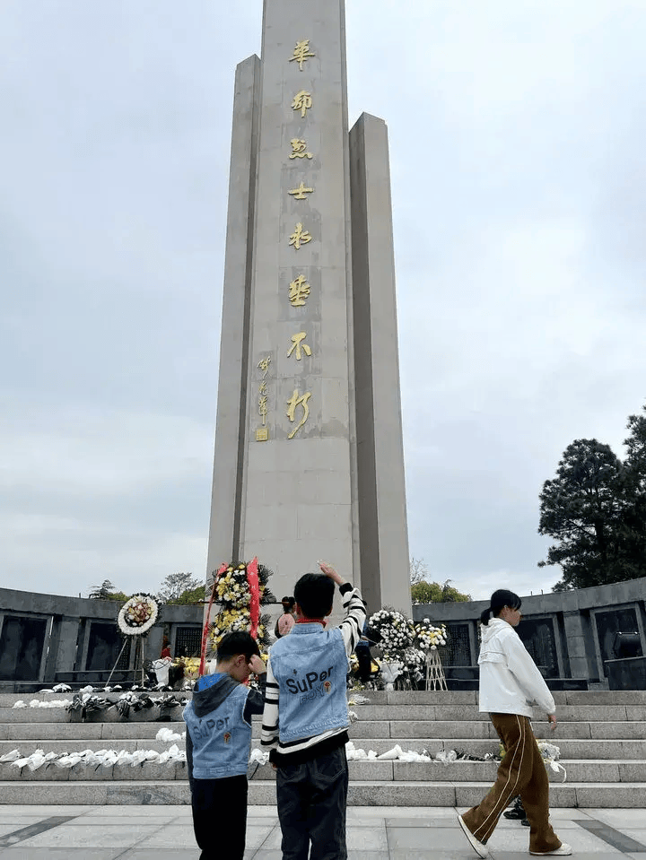 杭州爸爸随手一拍,感动全国网友:先辈们看到也会笑吧_潘家金_纪念碑