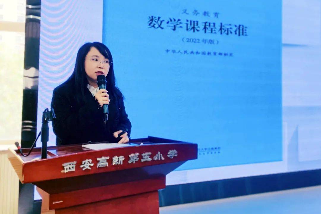 老师们各抒己见,既提出了课堂教学的亮点,吸睛之处,也指出了上课老师