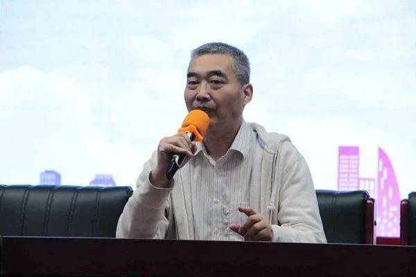 本书的作者周锐是我国一位著名的童话作家,他的作品题材多样,幽默风趣