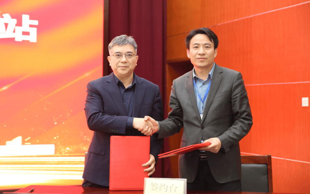 省人民医院副院长张大宏与我院党委副书记,院长黄怀钱签订合作协议省