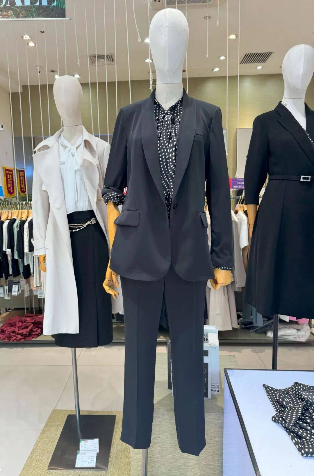 价格持续上涨有人卖了股票买金条有人三金五金买不起