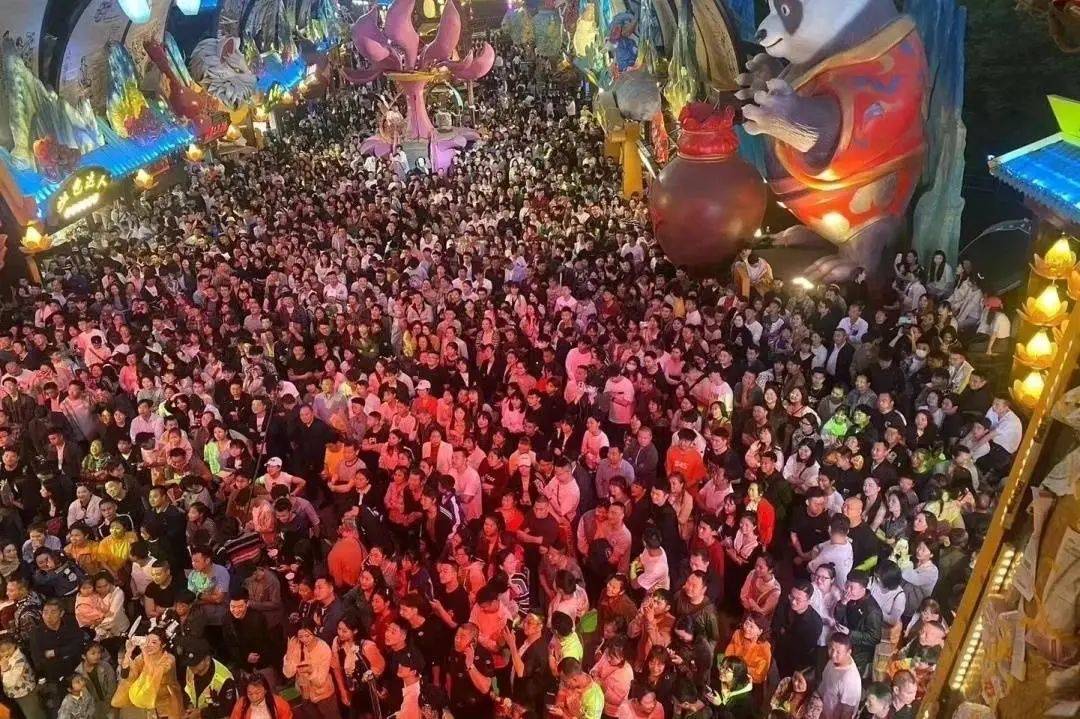 为别人说媒需要场地,我们泸州的山河明月不夜城项目开业以后,人气很旺