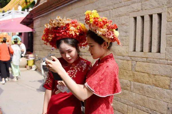 《人比花俏》黄舒航  福州《瓯江渔歌》柯志宏厦门《精心呵护》叶德生