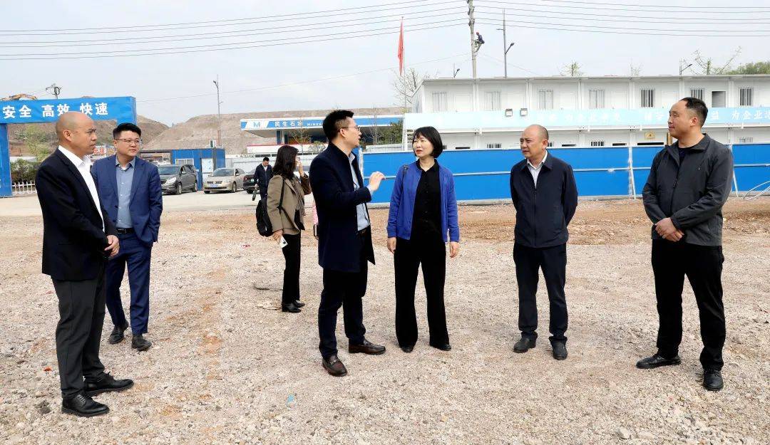 4月8日,贵州证监局党委委员,副局长黄卉一行到大龙开发区调研提升金融