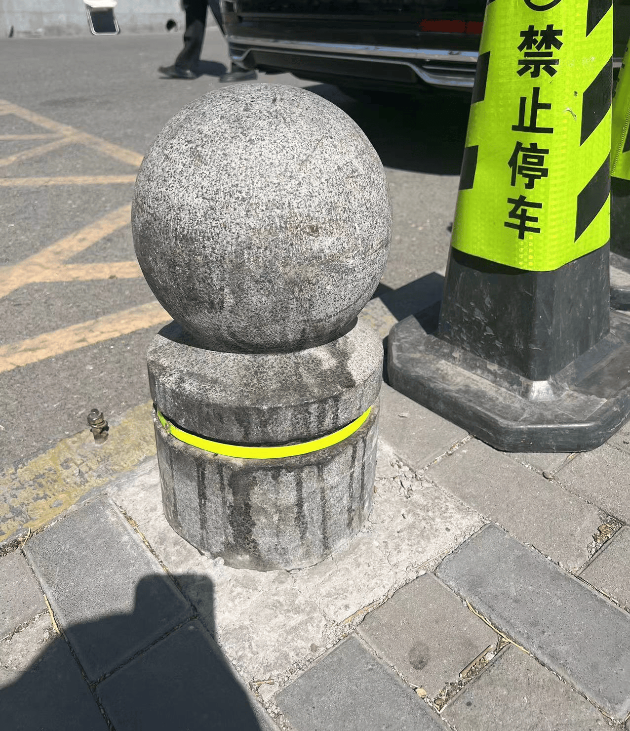 记者调查:84米人行道放了50个,阻车桩设置别"太随意"