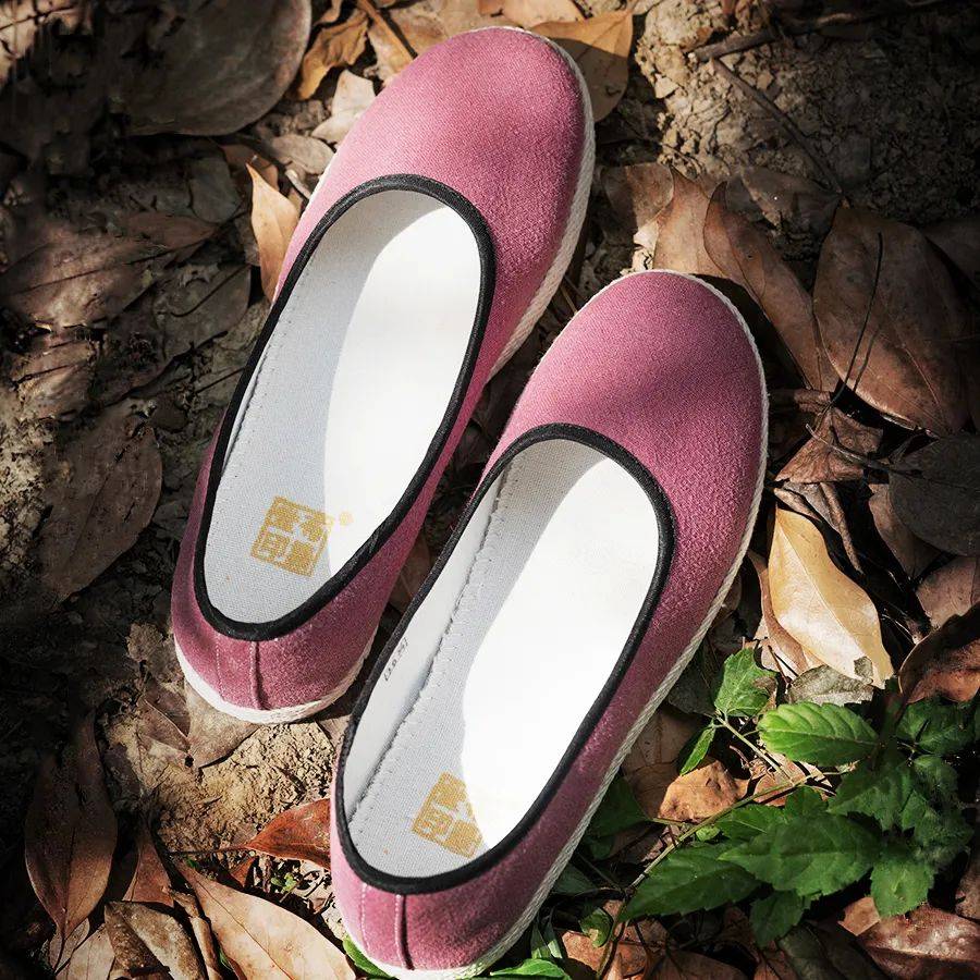 穿上就不想脱的本草老布鞋历经130道工序每走一步都是在养生