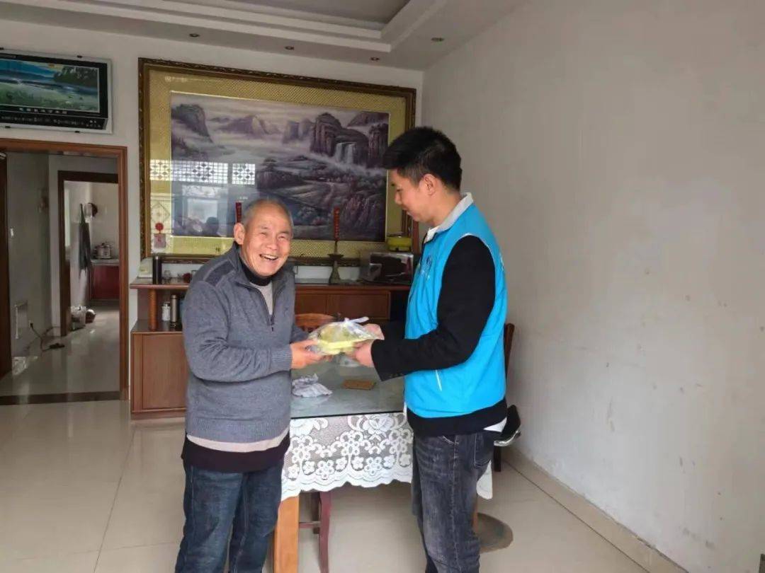 槐泗镇文明实践春风行动丨槐泗镇聚福社区网格员开展爱心送餐活动