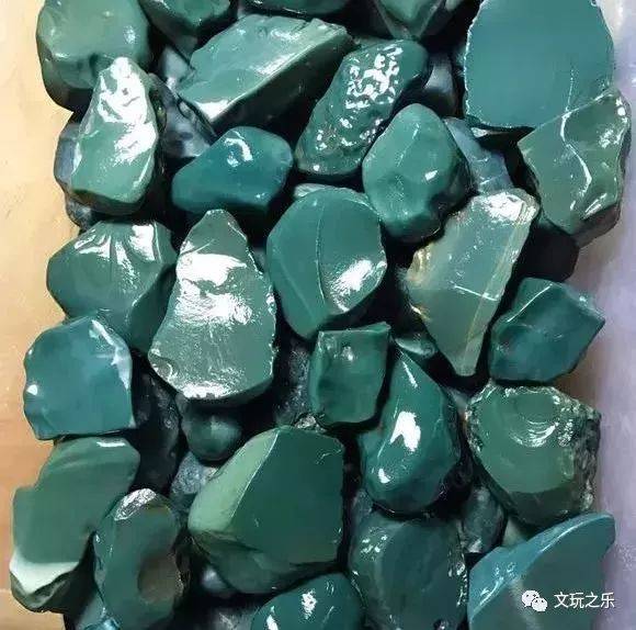 其实这是一种主要成分为硅类的石头,和玛瑙,水晶等主要成分一样,只是