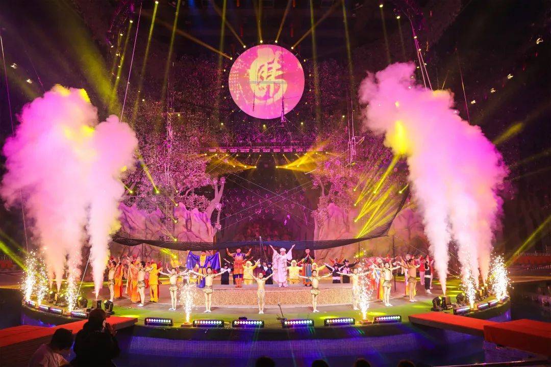 糅合杂技,舞蹈,滑稽魔术,特技,武术,火技等多种艺术形式近百米高科技