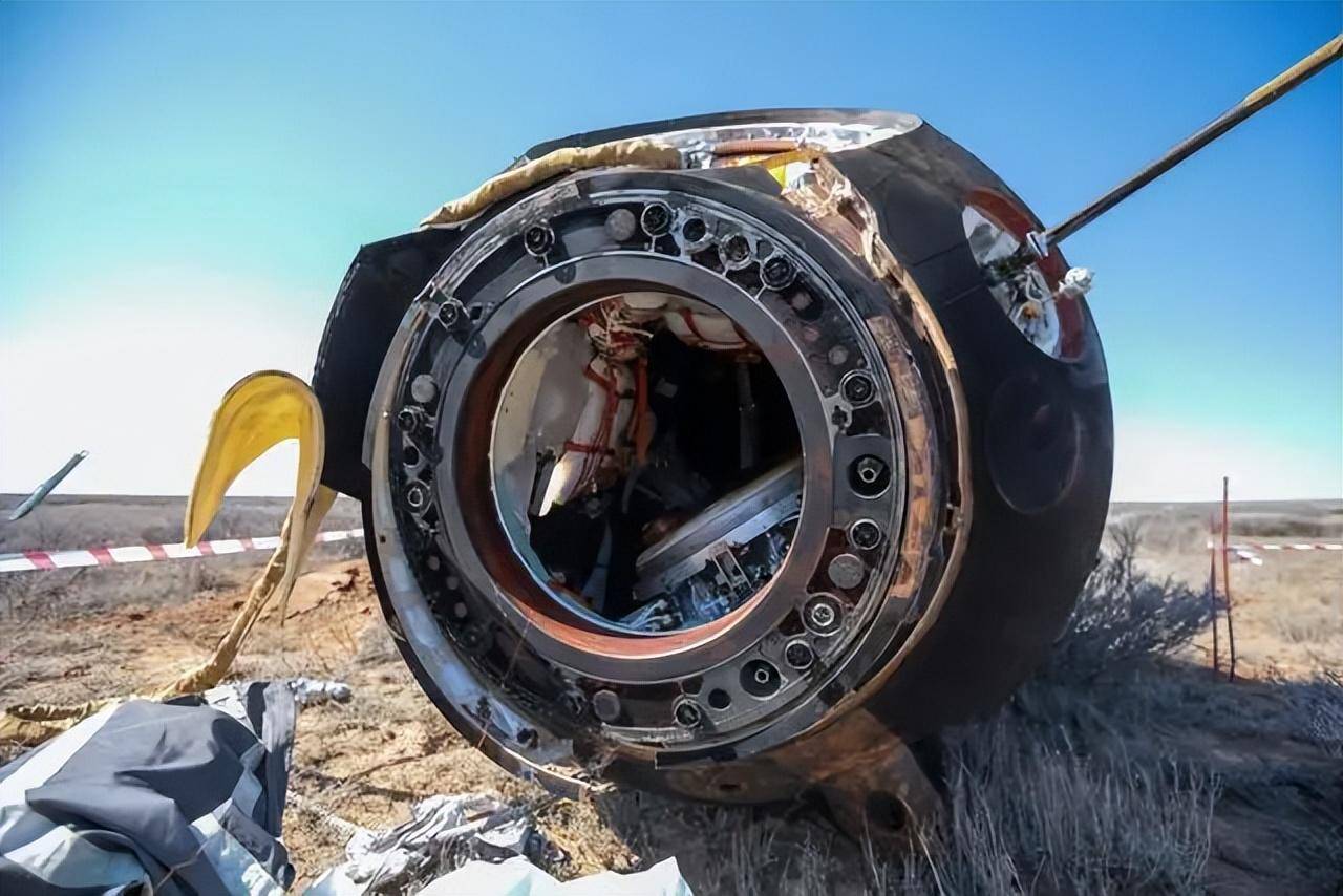 飞船安全着陆:3名宇航员凯旋归来,返回舱为何被烧得黑不溜秋