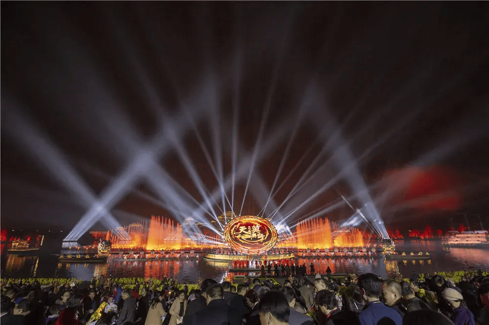 在汉文化博览园,游客们穿汉服,览人文,观演出,体验着兴汉胜境景区特有