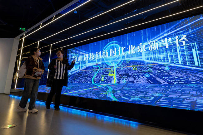 办公室里,虚拟技术负责人张琰琰头戴vr头盔,手持握柄,时而转动身体